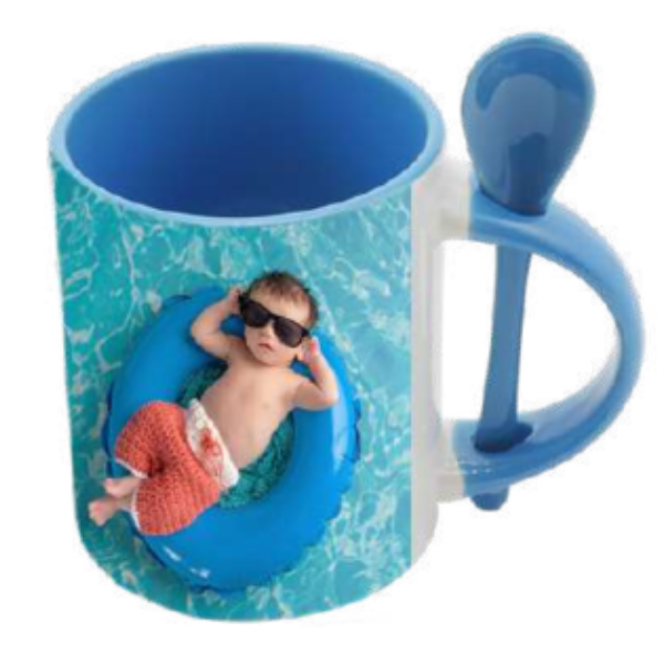 ספל לבן עם כפית, פנים וידית בצבע